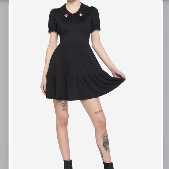 HOT TOPIC MUSHROOM ๐ LACE COLLAR TIERED BABYDOLL DRESS SIZE(M) - Picture 3 of 15